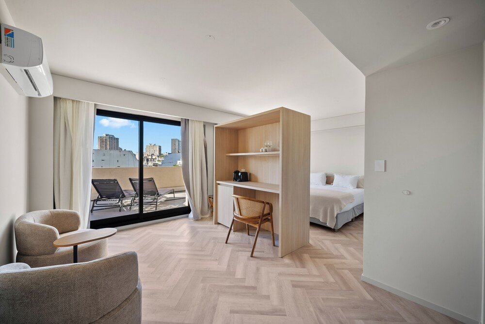Modernes Hotelzimmer mit großem Fenster