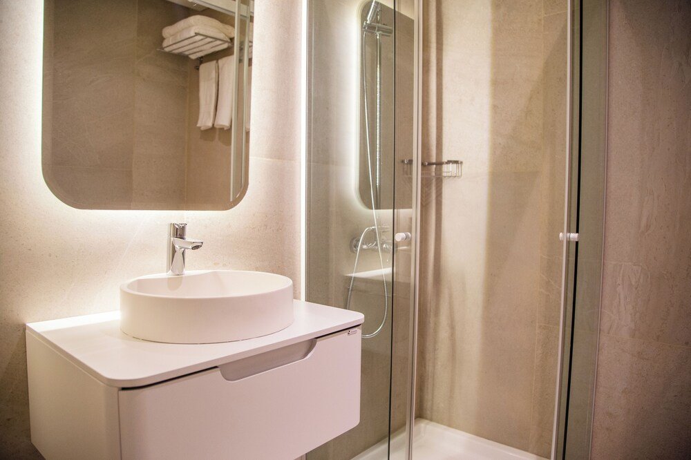 Modernes Badezimmer mit rundem Waschbecken im Hotel